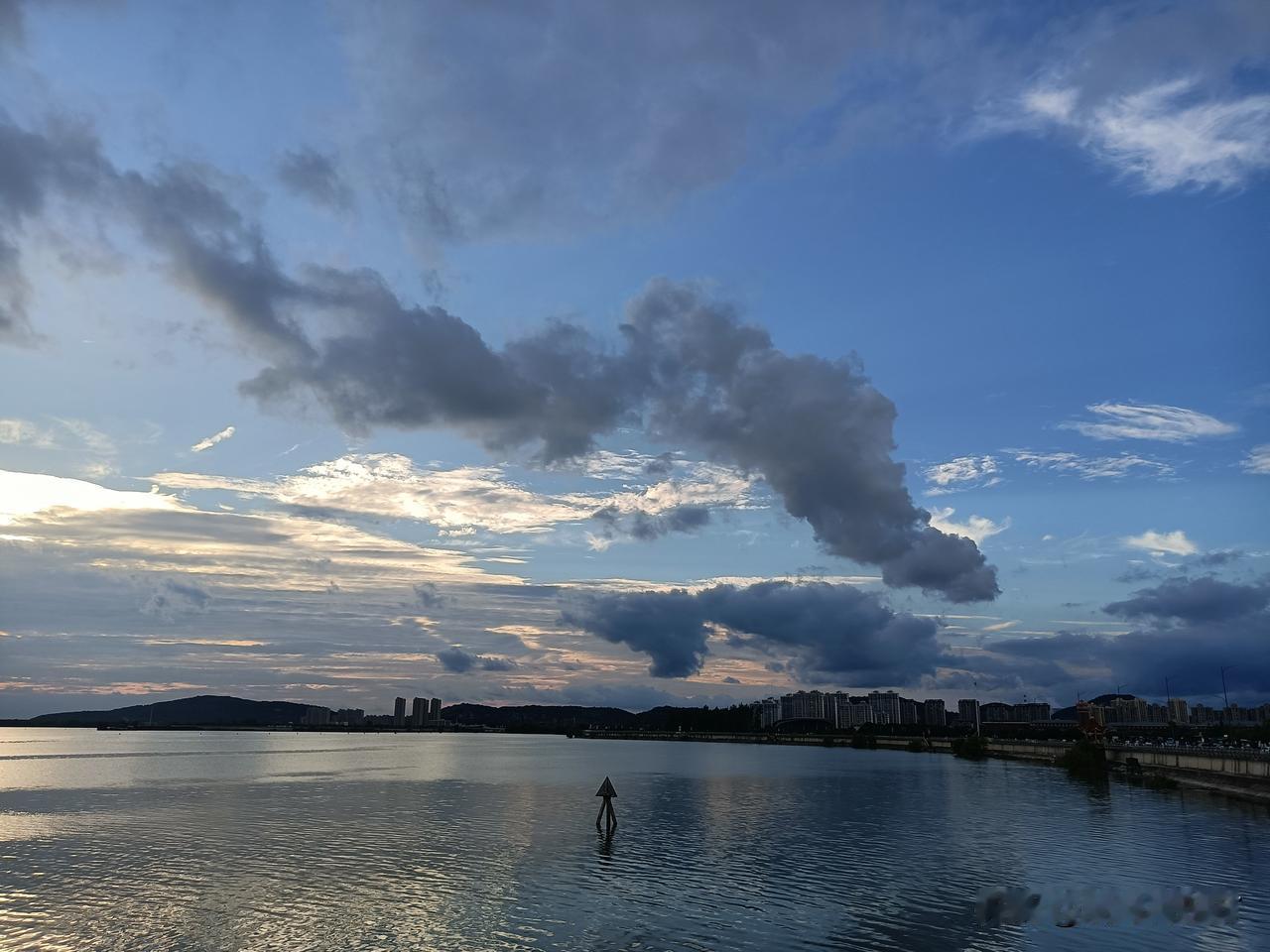 连日的风雨，终于结束。清晨走到湖边，台风过境后的空气，沁着一股被雨水反复濯洗过的