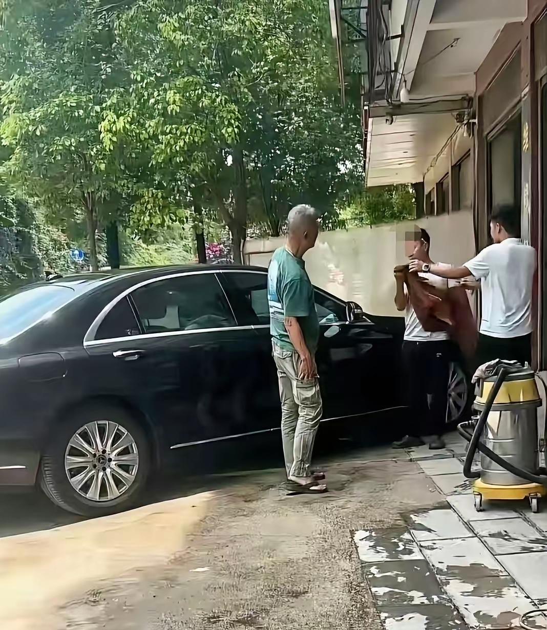 年轻时再风光，老了也一样回归普通人，时间真是对谁都公平。[祈祷]
当年的刘德凯，
