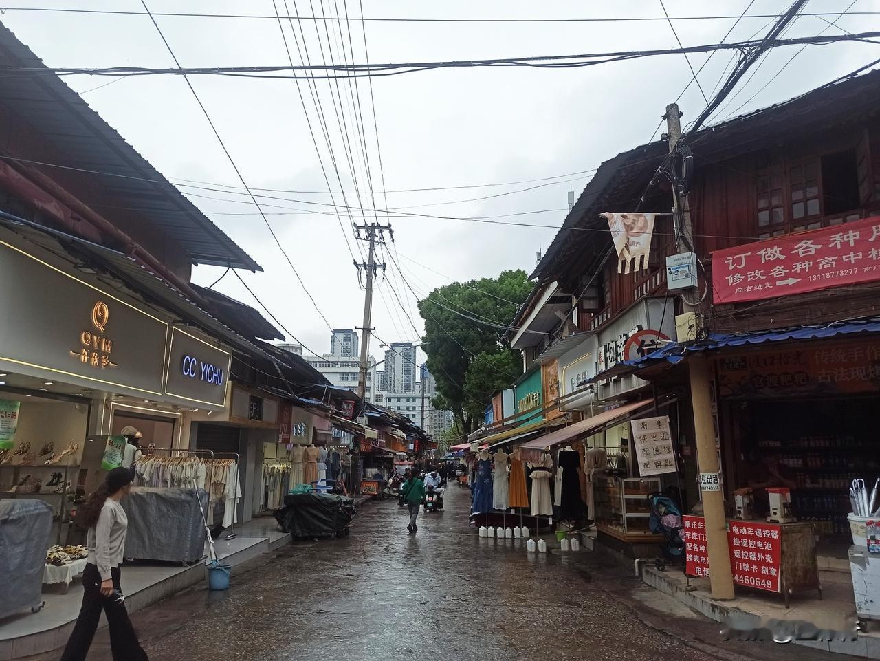 云南玉溪市南大街依然原汁原味，老街老屋还是旧时模样。时下相关部门正对部分道路进行