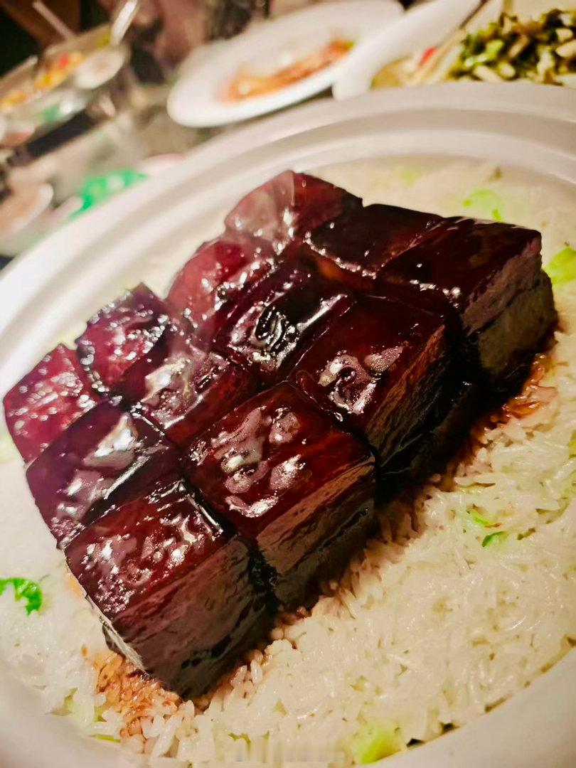 “新白鹿餐厅”老板娘的一句话：“就想让老百姓吃得舒心放心”！这就是整整二十八年的