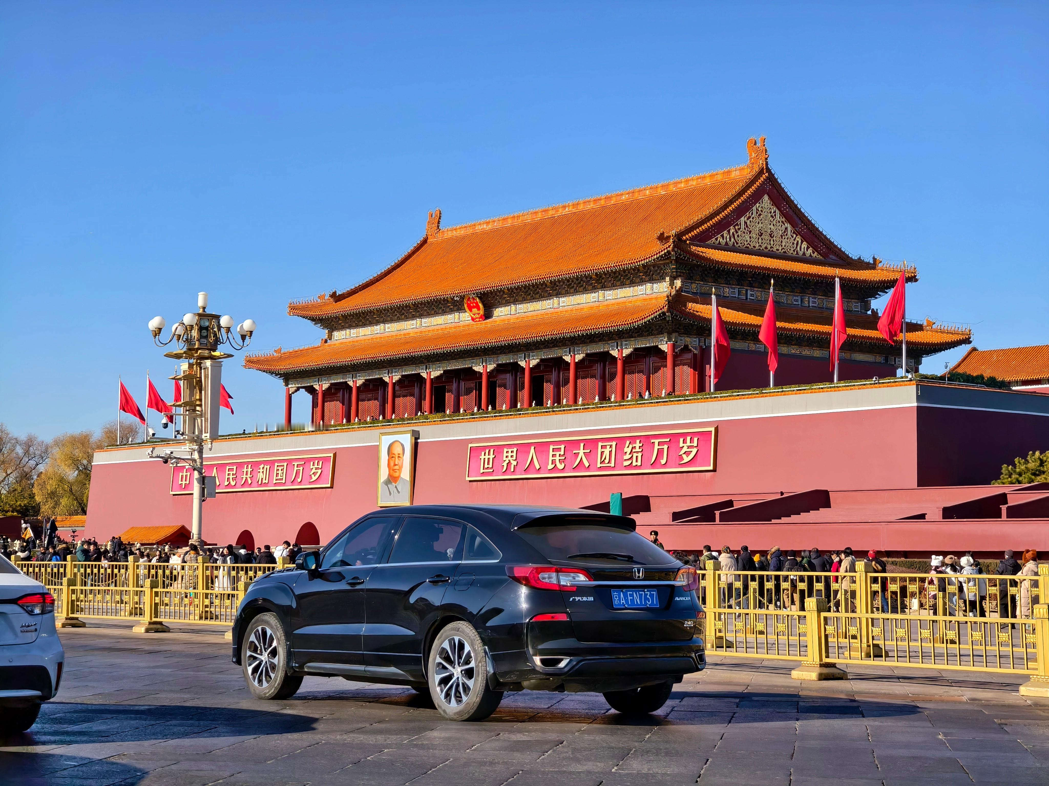 约了朋友吃饭路过了天安门广场相信每一位中国人来到这里都会肃然起敬这里的威严就代表