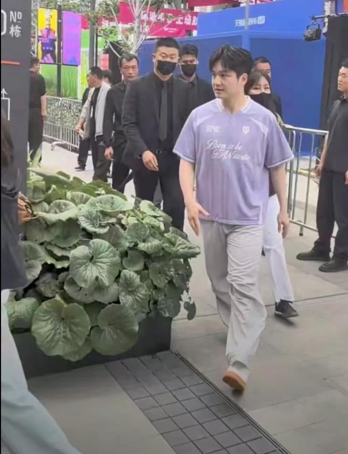 樊振东空降上海活动，现场人气爆棚！
 
刚结束海外赛事回国的樊振东，现身上海安踏