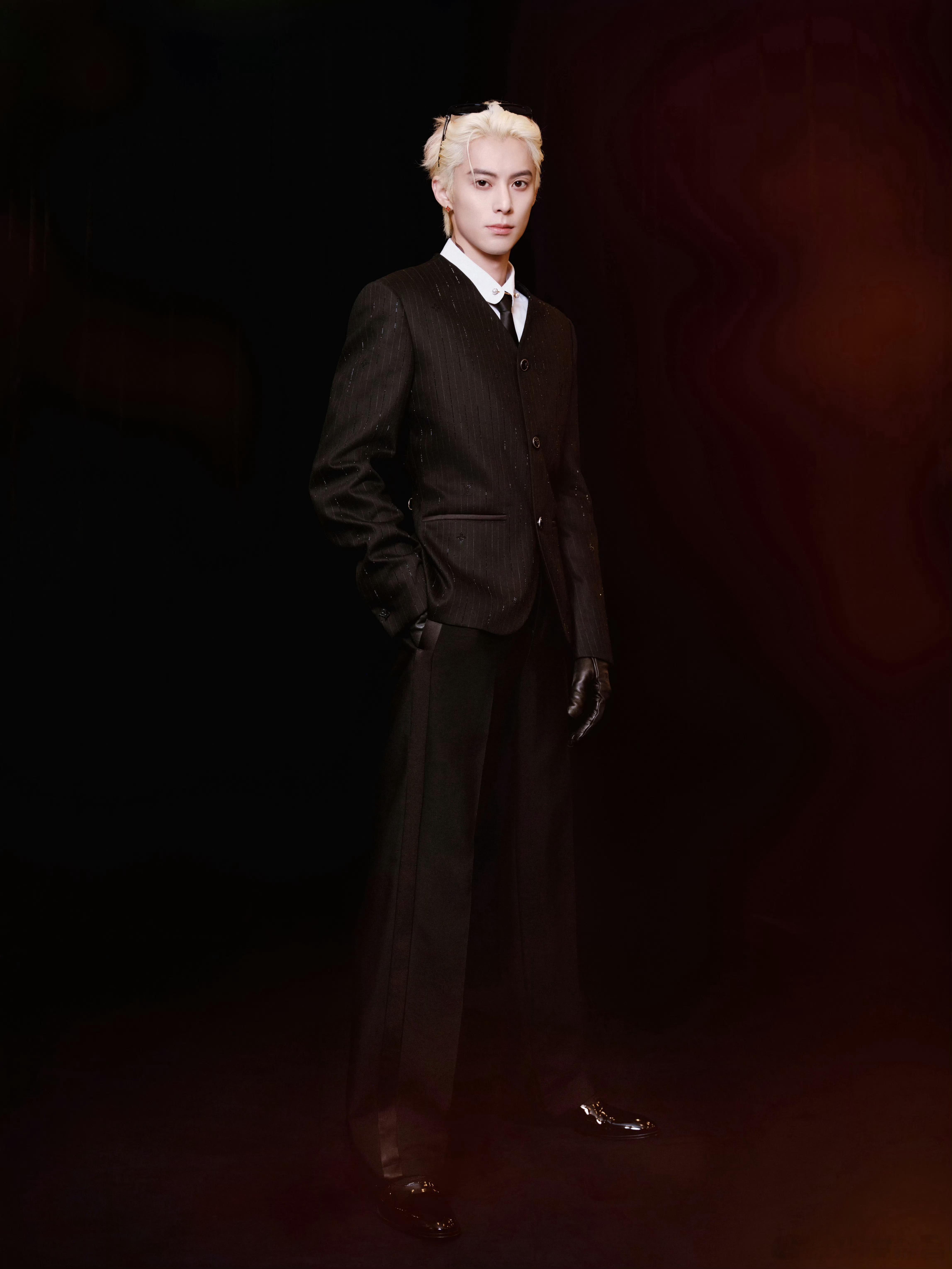 王鹤棣今晚澳门开唱·DPARTY演唱会，LV的西装和HENGDI WANG的白色