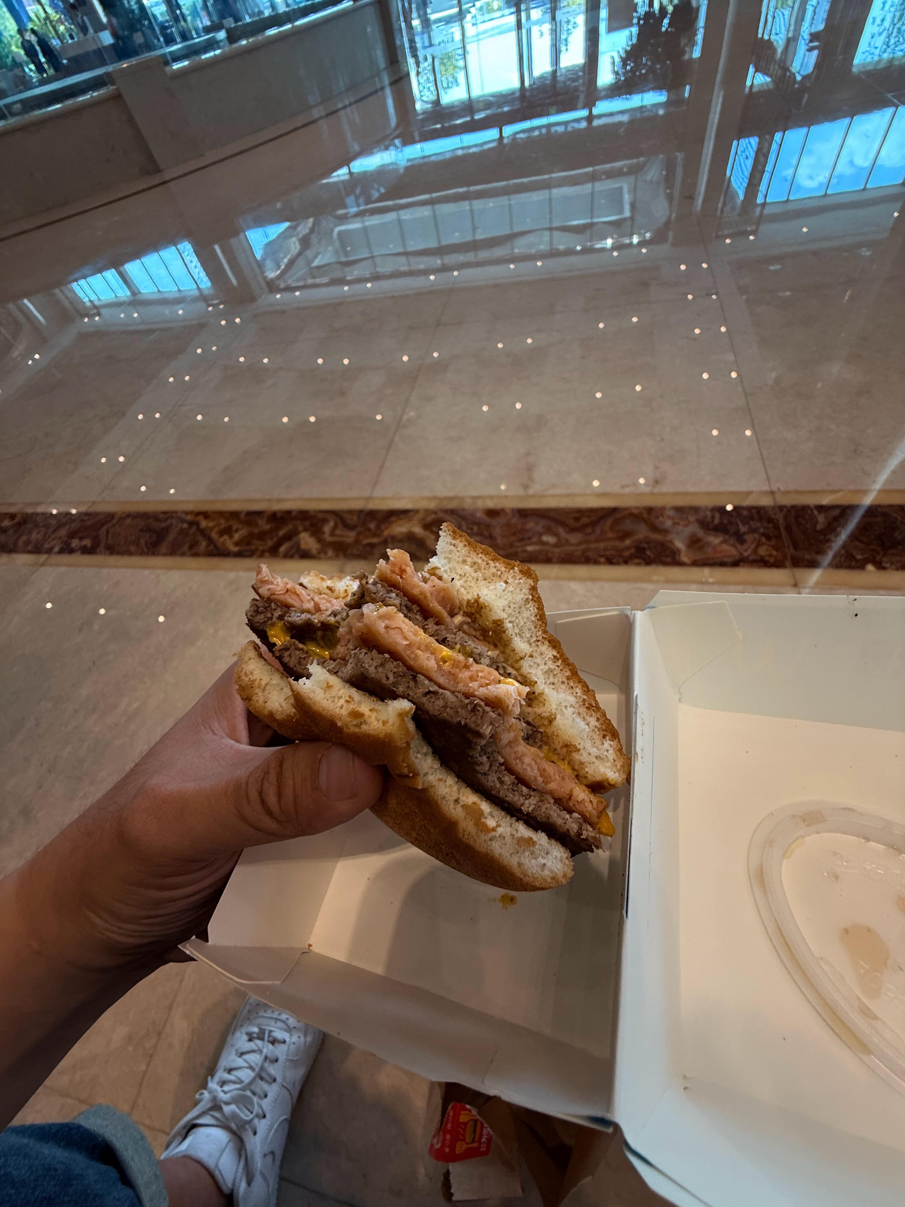 帮各位避坑，麦当劳新品：德克萨斯四层肉霸，非常一般，熏肉味道特别重。 ​​​