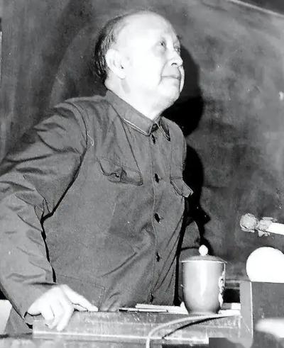 1956年，聂荣臻元帅送钱学森出门，看着那天蓝色的轿车开远之后，脸色一下子沉下来