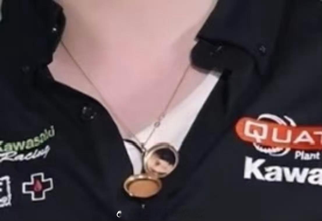 胡先煦项链里有李宛妲照片没招了哈哈哈哈那就磕到了吧 ​​​