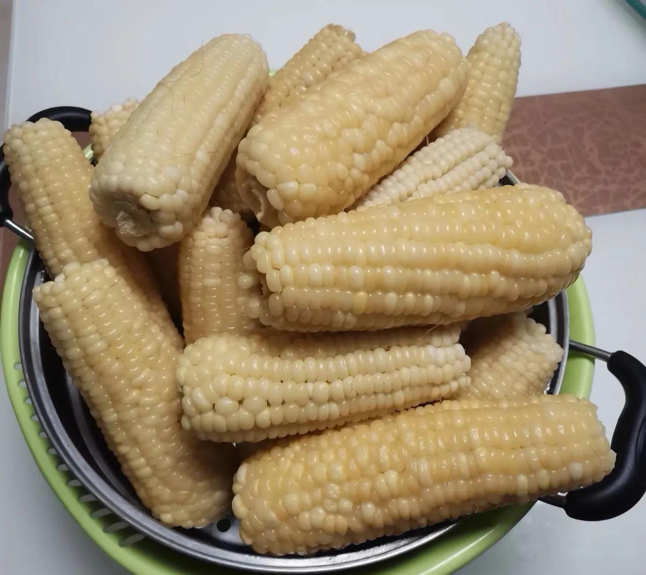 我家每年都趁着玉米应季，多囤一些。那到底是冻生玉米，还是熟玉米呢？
我家习惯把玉
