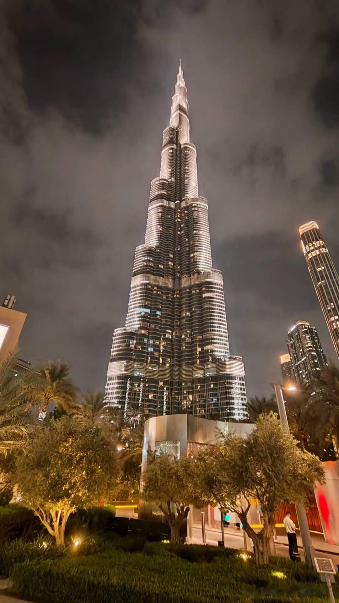 迪拜（三）世界最高楼哈利法塔和迪拜购物中心
​       坐地铁红线下车有超长