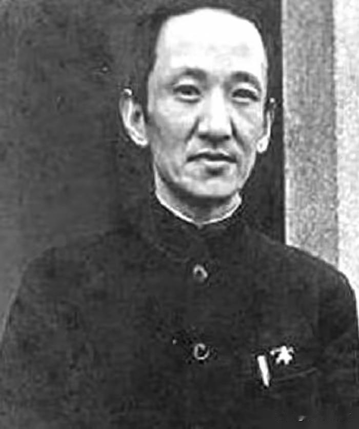 深夜踹门搜出电台，看清夫妻身份，特务头目当场吓慌
 
1947年北平深夜，大批特