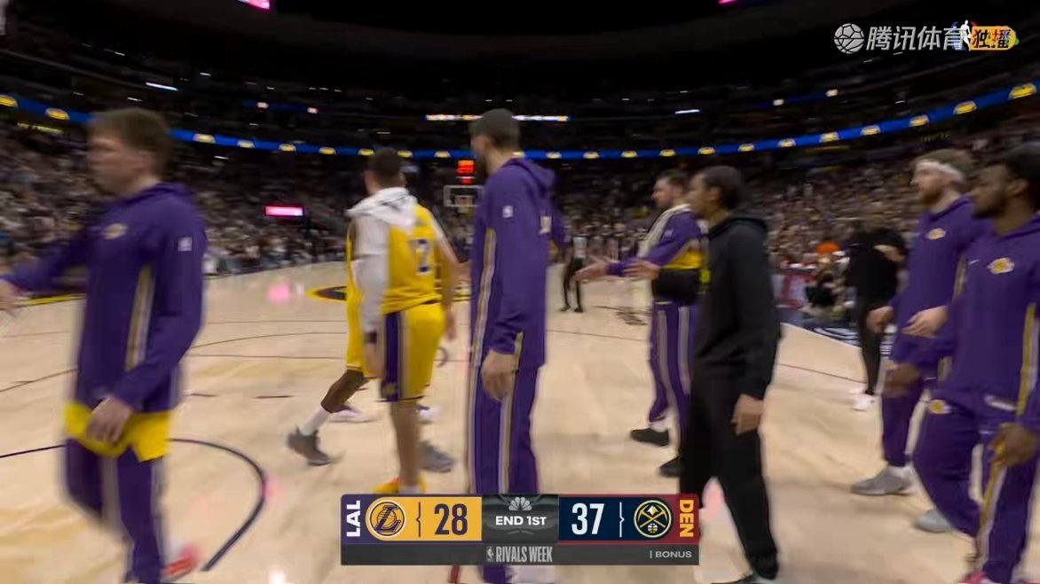 詹姆斯点哈达威压哨命中，第一节湖人28-37掘金湖人vs掘金