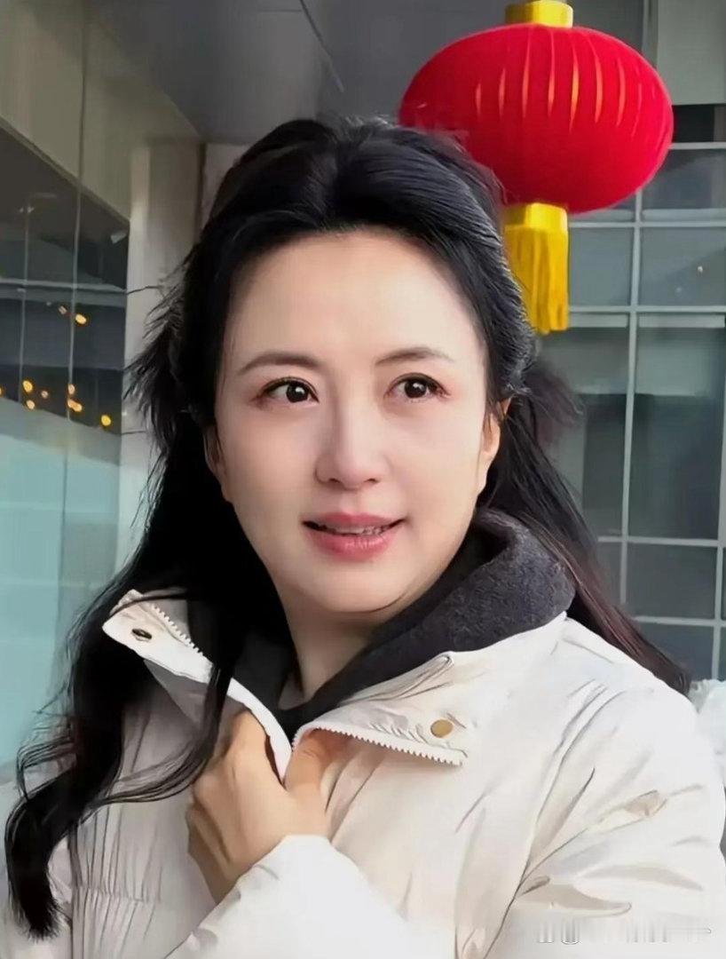 岁月沉淀绝美气质，50岁杨童舒气质清丽脱俗，温婉干净，尽显岁月风华。 