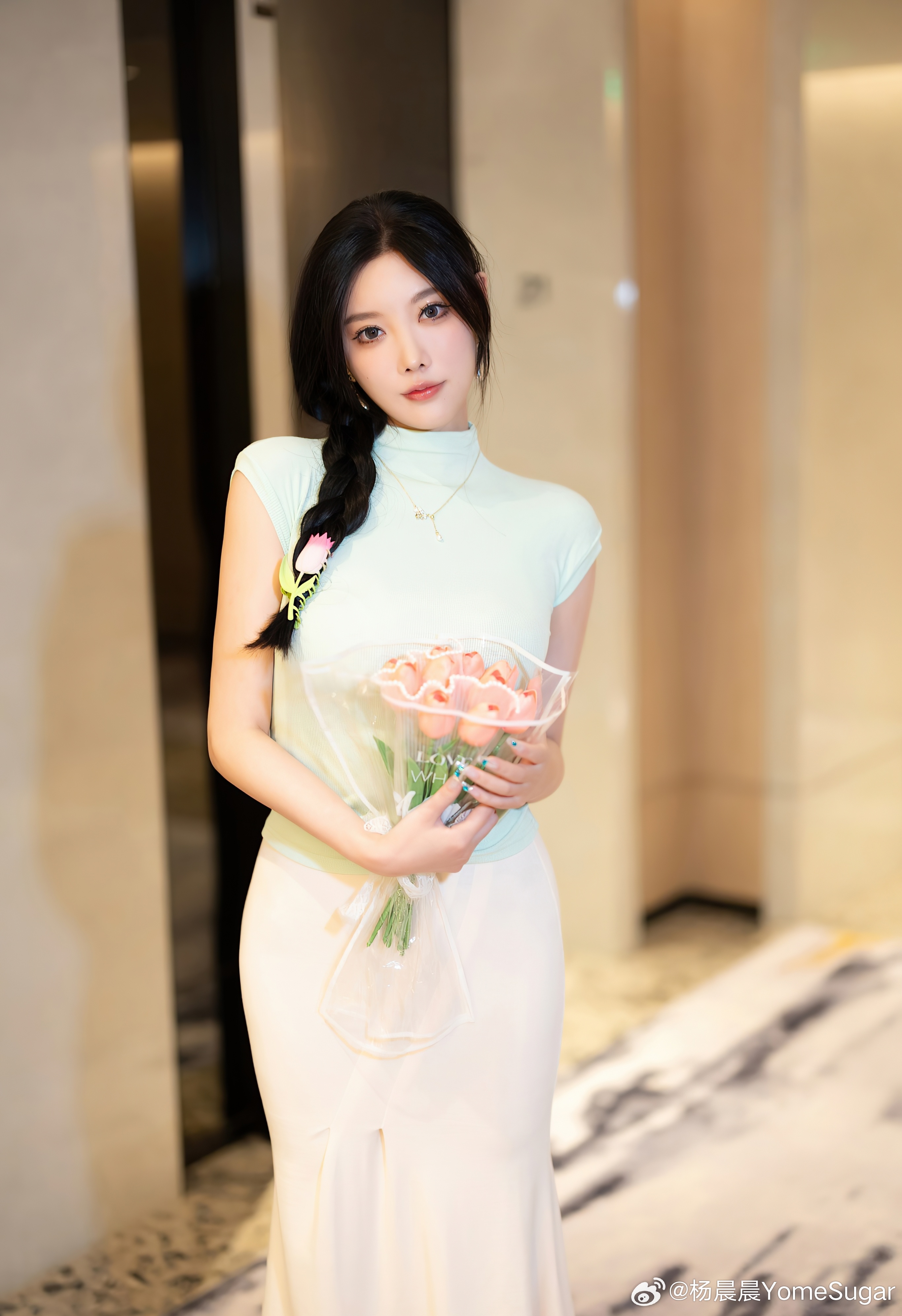 一束郁金香，邂逅温柔日常浅绿上衣搭配素色长裙简约穿搭自带清新氛围感将浪漫握在自己