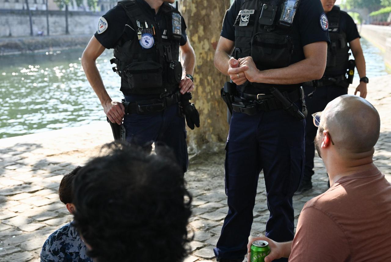 闲的太慌还是热得晕头？巴黎警察今天开始在热浪中严格执行一项特殊任务：中午12点之