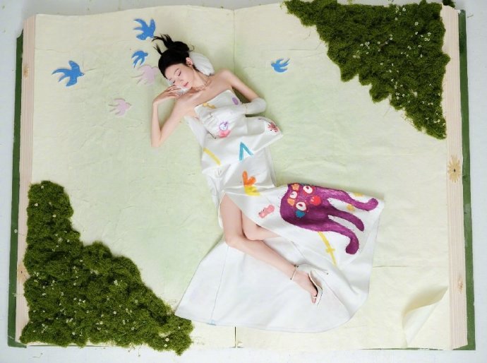 张艺凡涂鸦童趣穿搭写真～ 