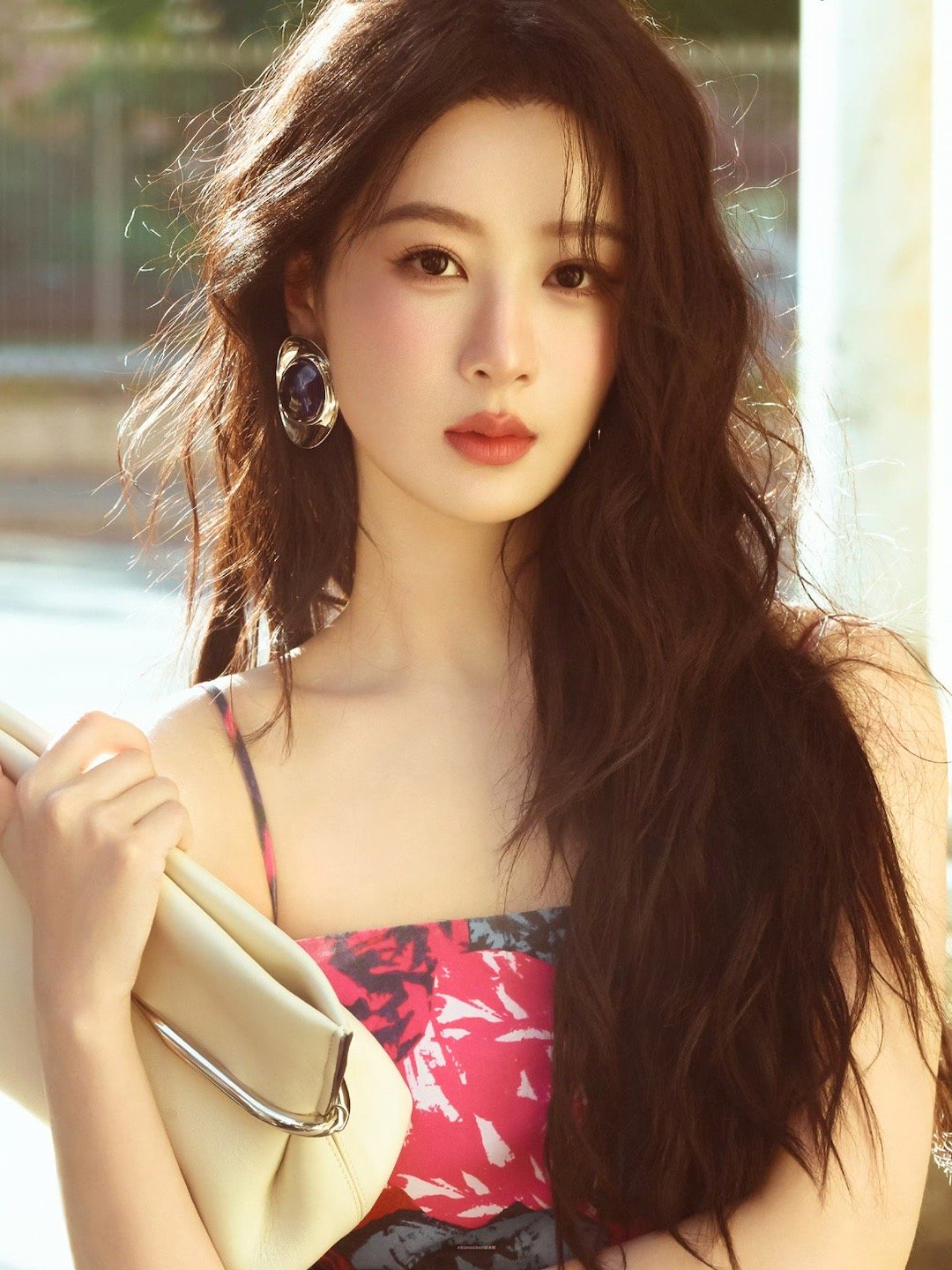 杨紫玉兰花开君再来 💜杨紫董竹君 愿你一生被爱， 一生可爱，三月拾花酿春，六月