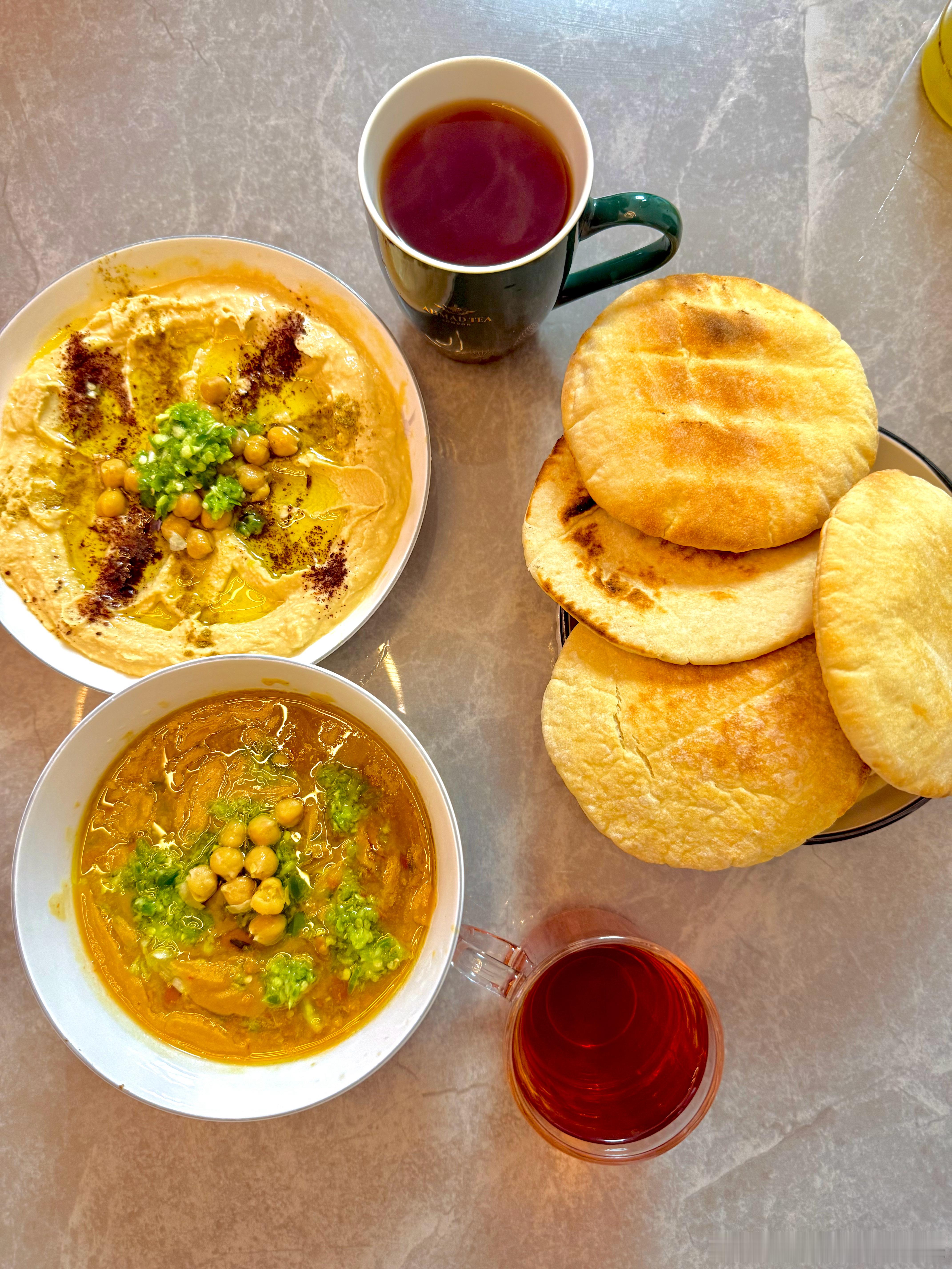 一顿非常简单的巴勒斯坦早餐：富尔（蚕豆泥）和鹰嘴豆泥（Hummus）。 🇵🇸