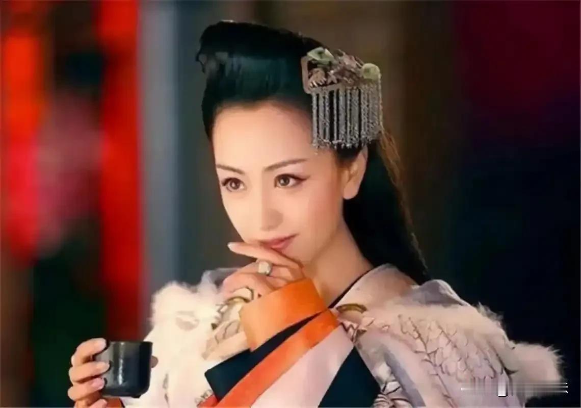 西晋后宫，皇后杨艳正在为晋武帝选妃，突然一个姿色绝伦的少女出现在众人面前，晋武帝