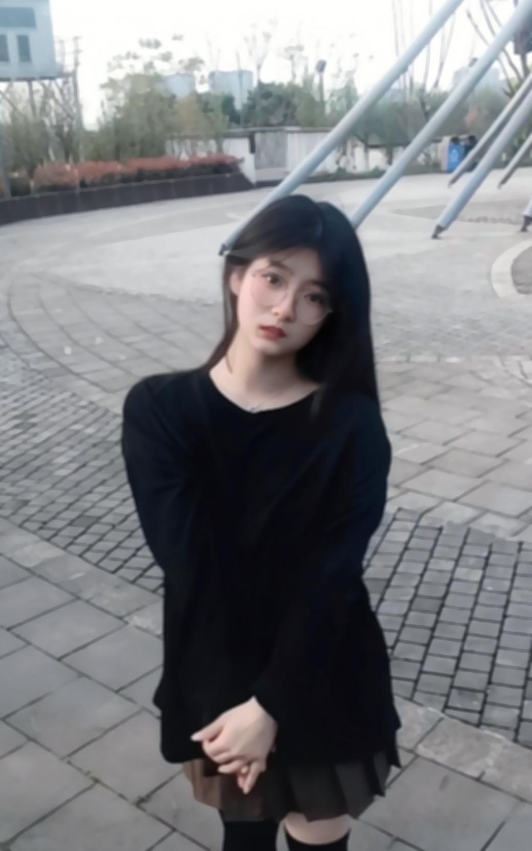 衬衣买小了扣不上，就换了个黑色的