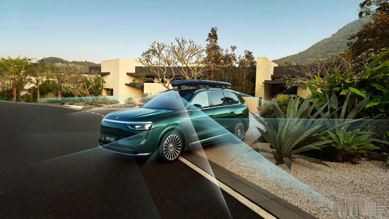 以“智慧重塑豪华”，问界M8伴你新春返程从容再出发新春假期尾声，满载家人的牵挂与