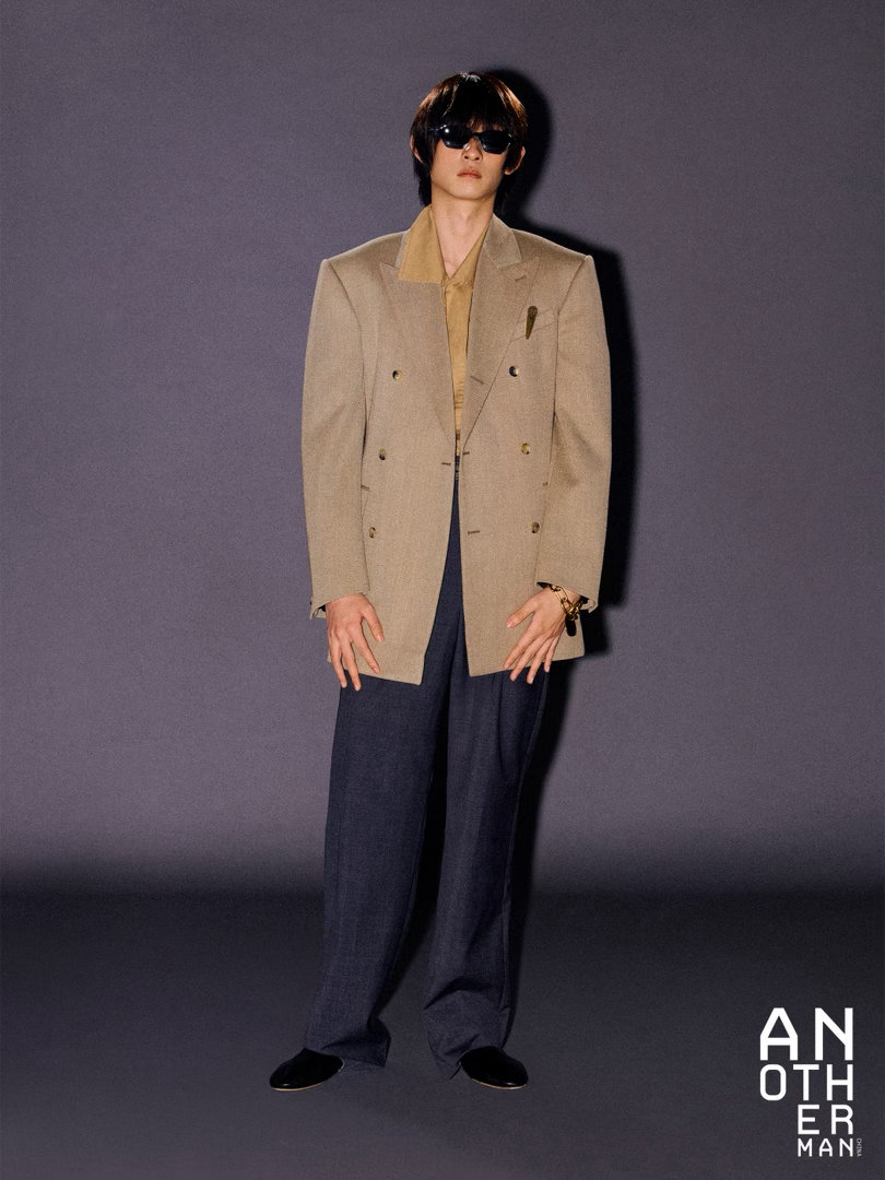 斯诺克选手吴宜泽成为Another Man 中文版新刊封面人物，作为中国斯诺克新