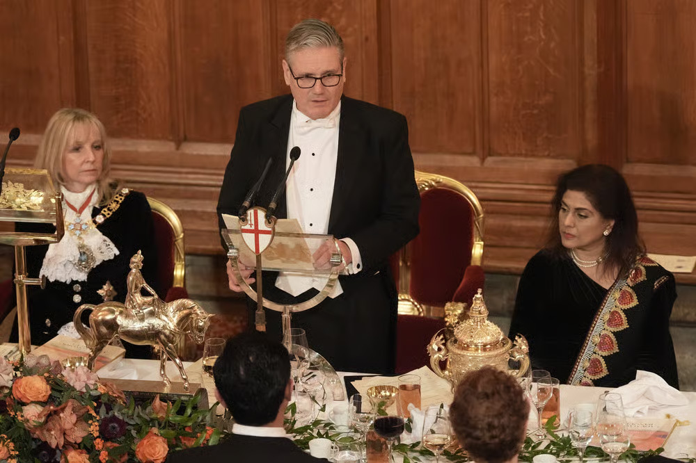 【#英首相炒作中国威胁又称生意得做#】当地时间12月1日，英国首相斯塔默在一年一