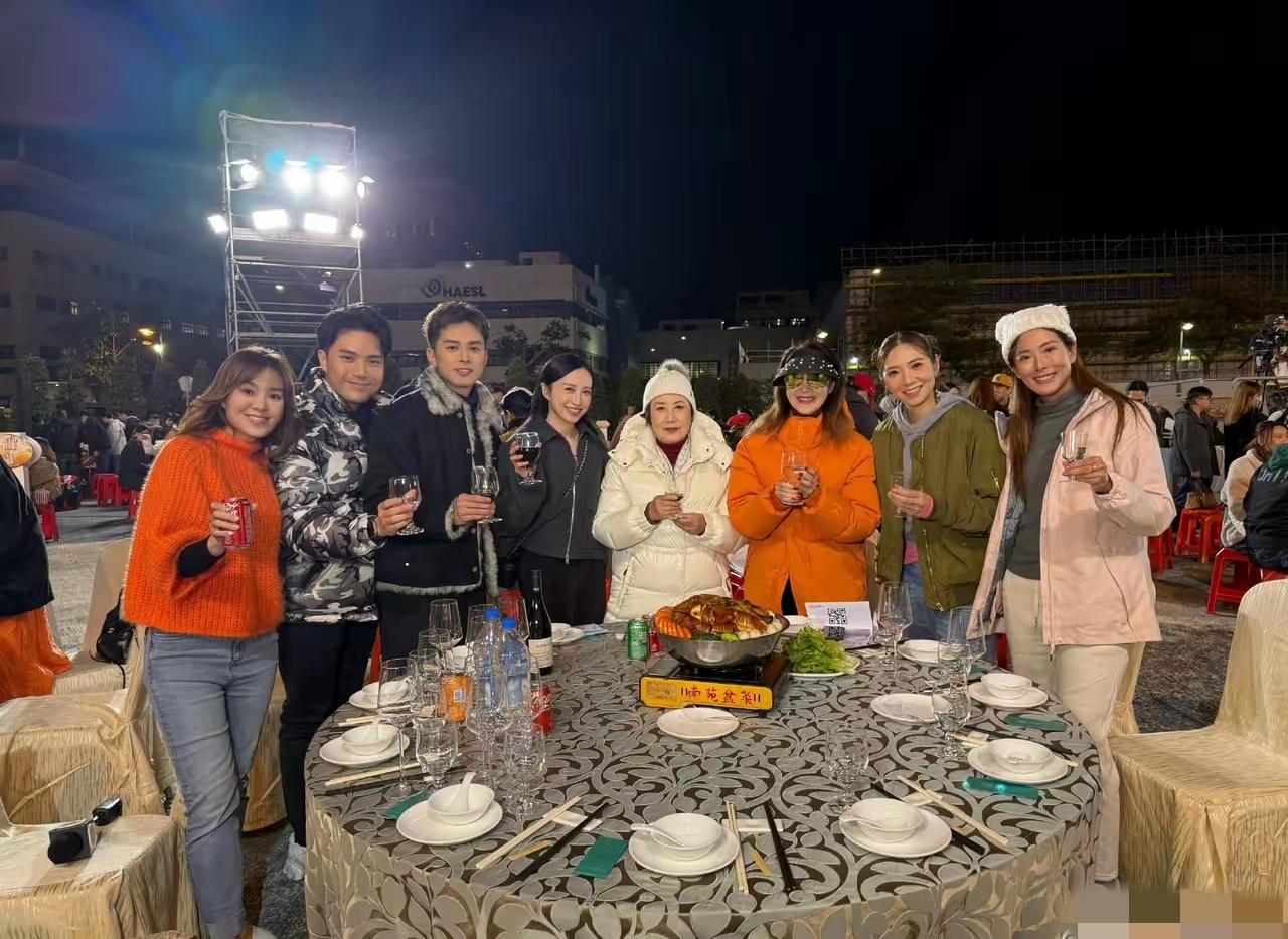 有人吃过盆菜吗？它真的美味吗？香港明星聚餐摆上大盆菜，着实独具一格。从照片来看，