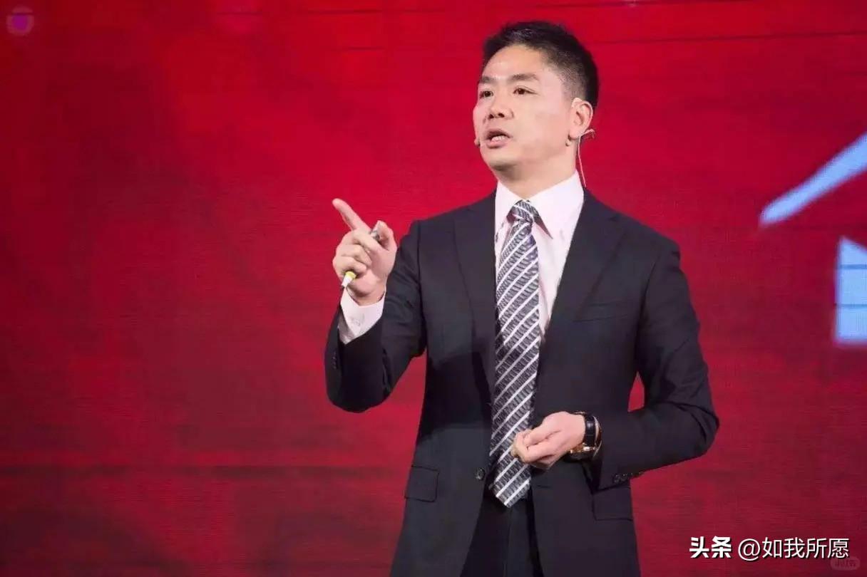 都说‘一人得道，鸡犬升天’，
可刘强东偏偏反着来！
好多企业家发达了，七大姑八大