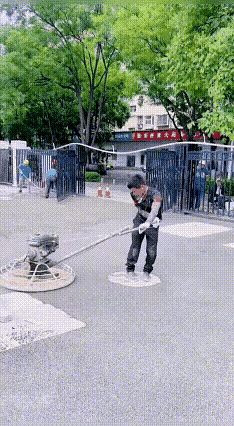 花式操作，舞之蹈之，感觉很享受工作的样子。