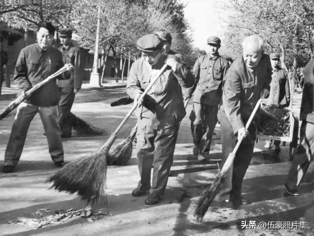 1983年，时任中共中央书记处书记、中央政法委书记的陈丕显（时年67岁），与中共