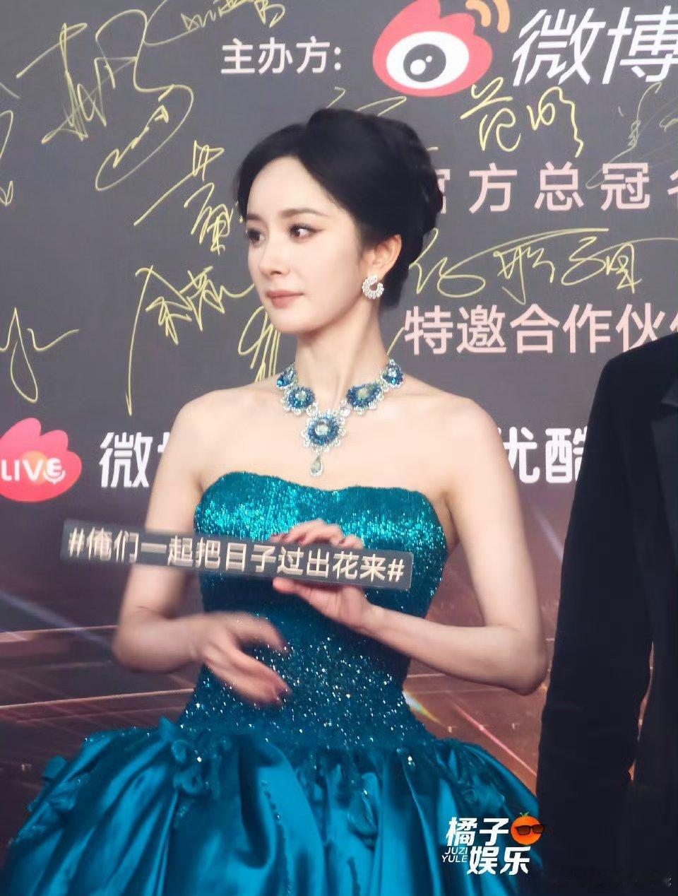 杨幂蓝孔雀生图🈶这套蓝孔雀造型直接美出天际！裙摆摇曳间仿佛孔雀开屏 谁敢相信姐