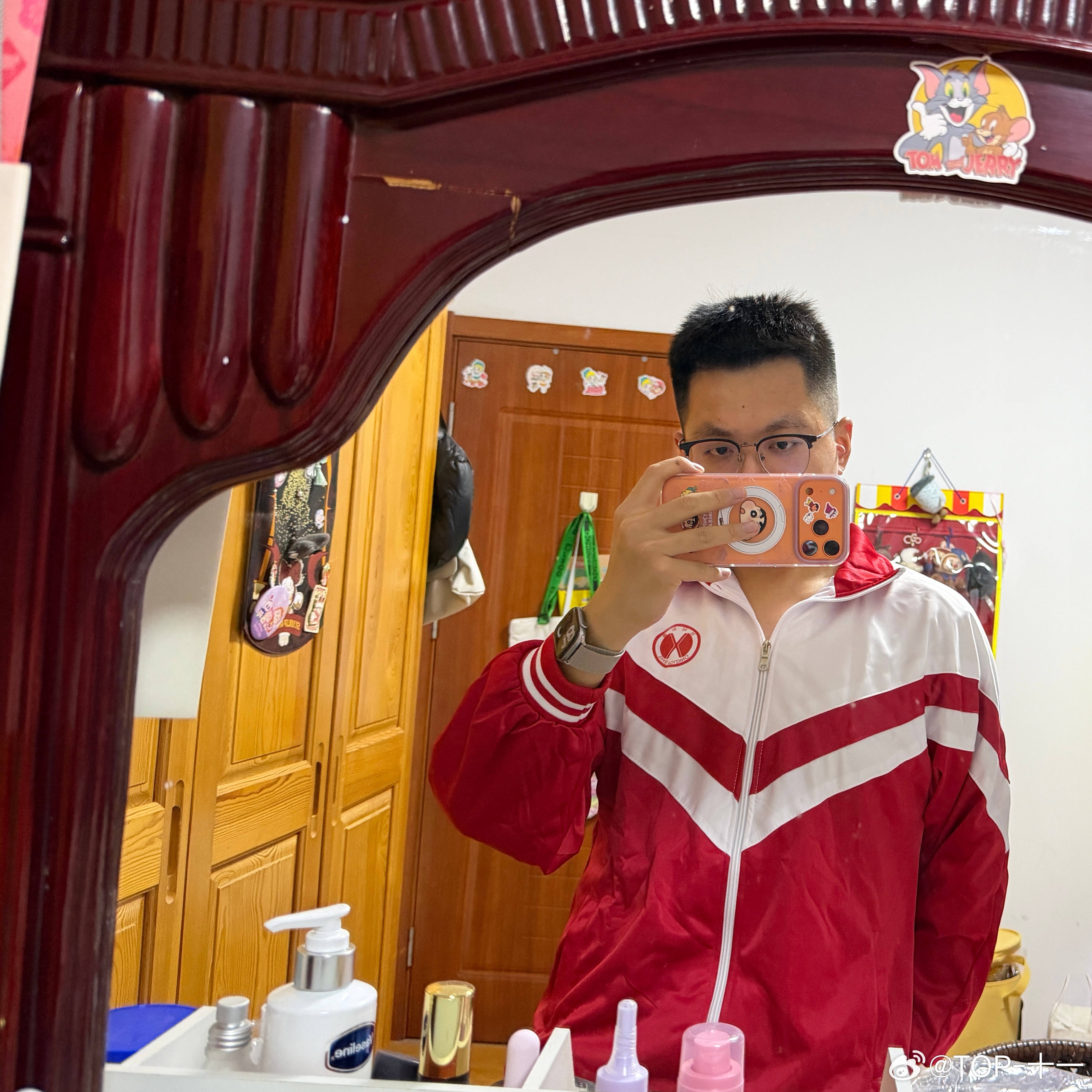 “不论走了多远，毕业那一天，就是思念开始的起点”终于收到良哥准备的校服了[捂嘴哭