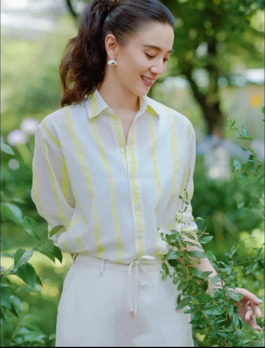 宋佳这套夏日松弛感穿搭太戳人！浅黄竖条纹棉麻衬衫清爽透气，搭配米白抽绳下装提亮整