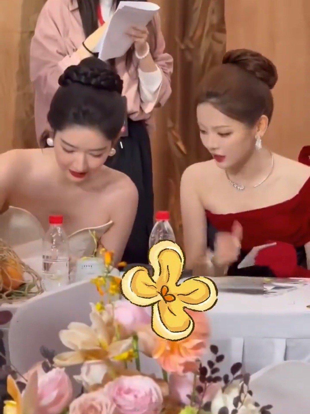 杨超越王玉雯 朱砂痣和白月光具象化了 天惹，王玉雯和杨超越这都美成啥样了啊！杨超