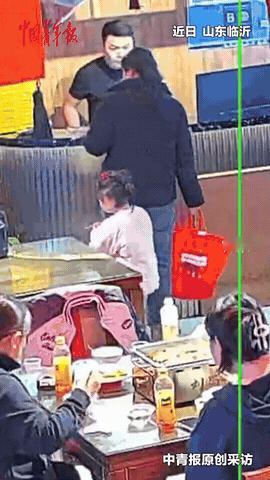 山东，一位母亲给孩子看完病后，身无分文，走进餐馆怯生生地对老板说：“能不能在你这