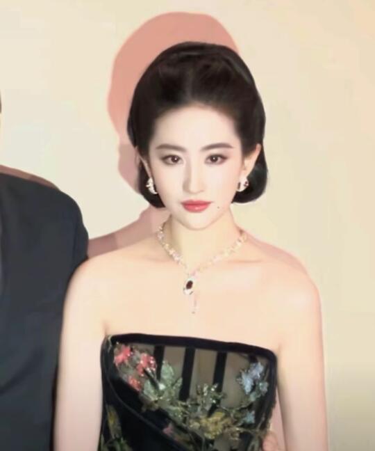 听说这是最接近刘亦菲现实的样子