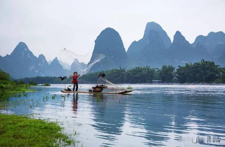 上联:秋镜梳妆迎远客;
下联:春苗出土盼骄阳。