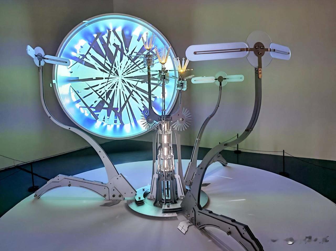 我自己的手机上有好几个群，都叫吃喝玩乐群，有同龄人，也有相差二十多岁的小朋友，平