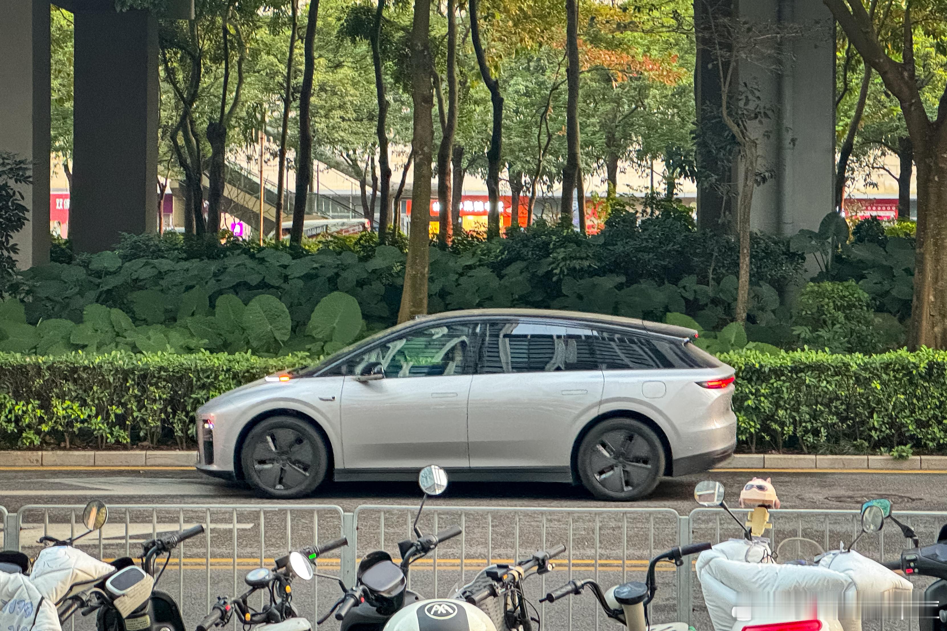 理想i6 辨识度还是挺高的，侧面一眼看出是 i6 不是 i8新能源汽车理想汽车