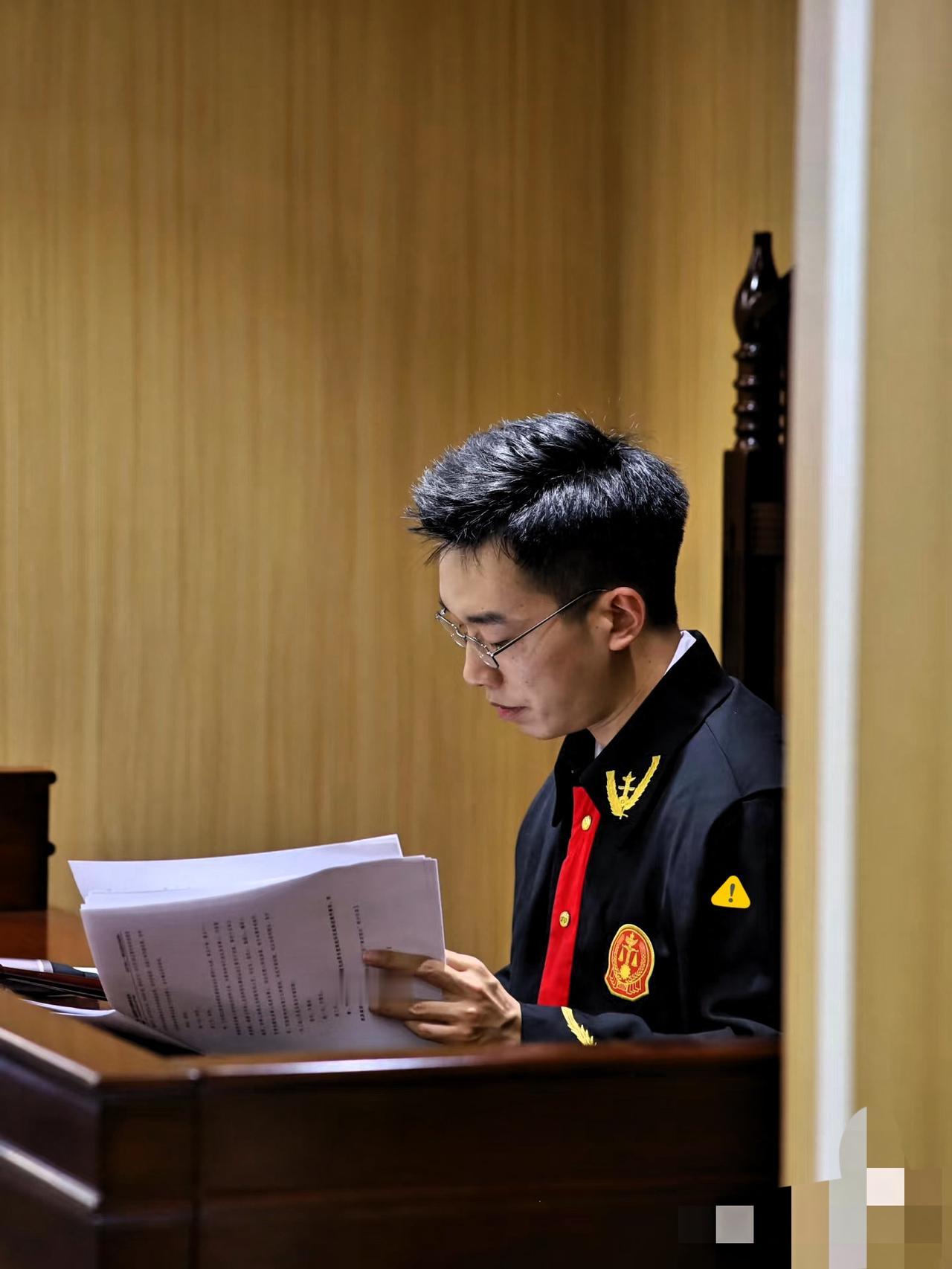 “又有人来威胁我了。”
律师这话听着云淡风轻，
却藏着
最戳人的真相——正义从不