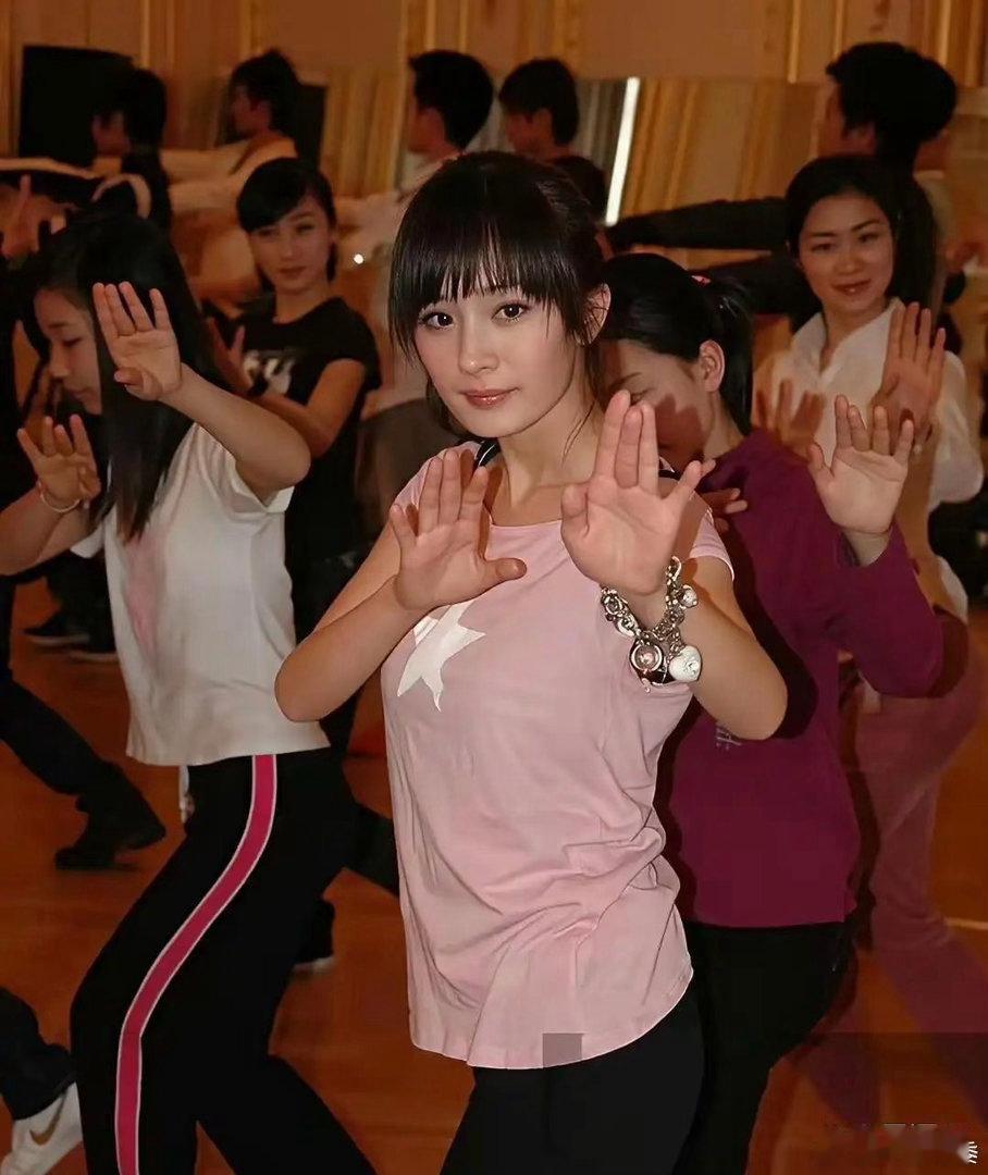 杨幂大学时⁠‏‎期上‎形‏体课‏的照片，看起来特别有灵气，脸型很精致。杨幂老年人