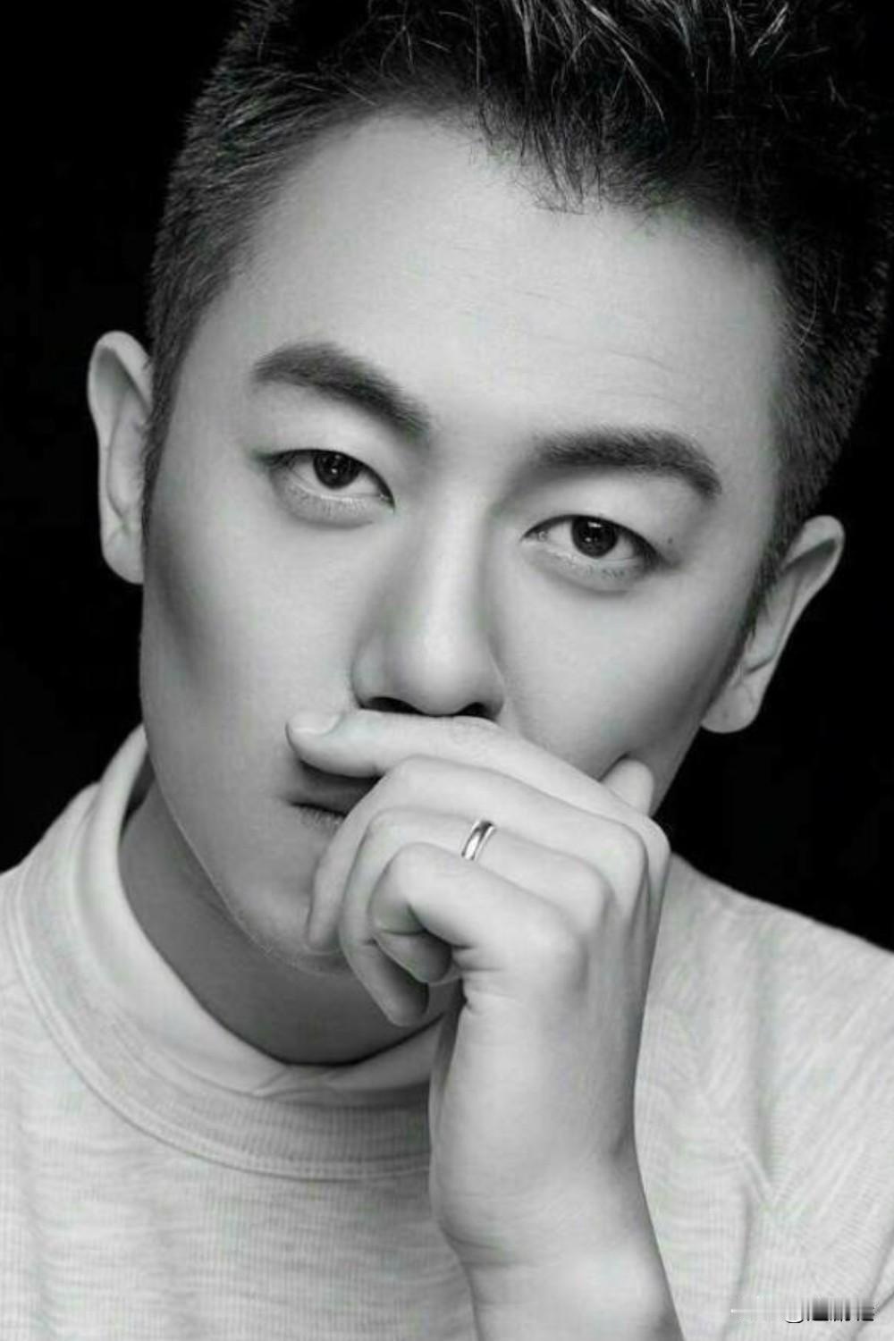 《大生意人》选朱亚文演李成，这安排很妙。他一出场，好多观众就乐了：这造型、这气势