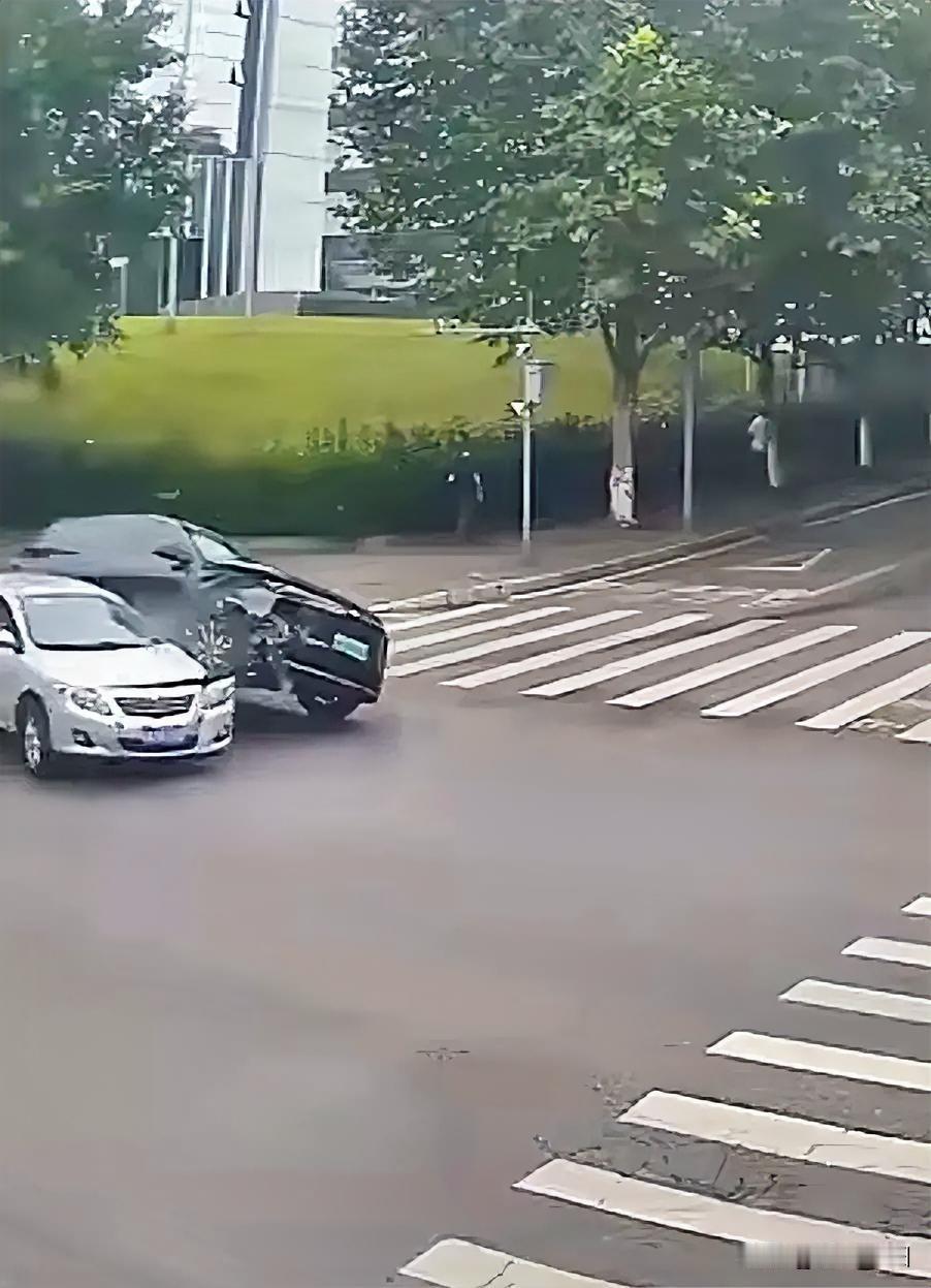 逆行不说，到十字路口不但不减速
而且还超速
这不是危害公共安全是什么
一路面监控