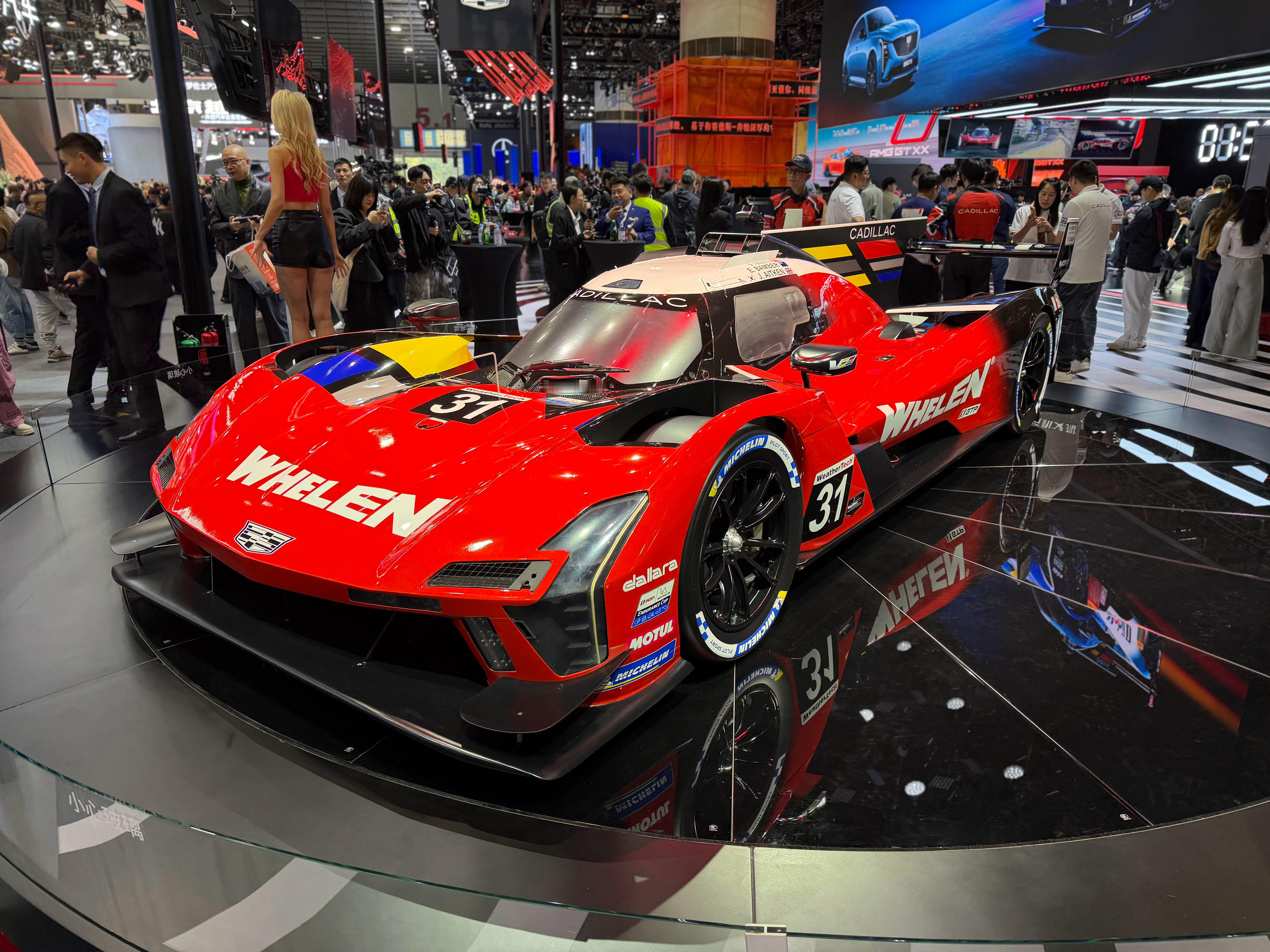 凯迪拉克展台的耐力赛Hypercar，V-Series R，在一堆Hyperca