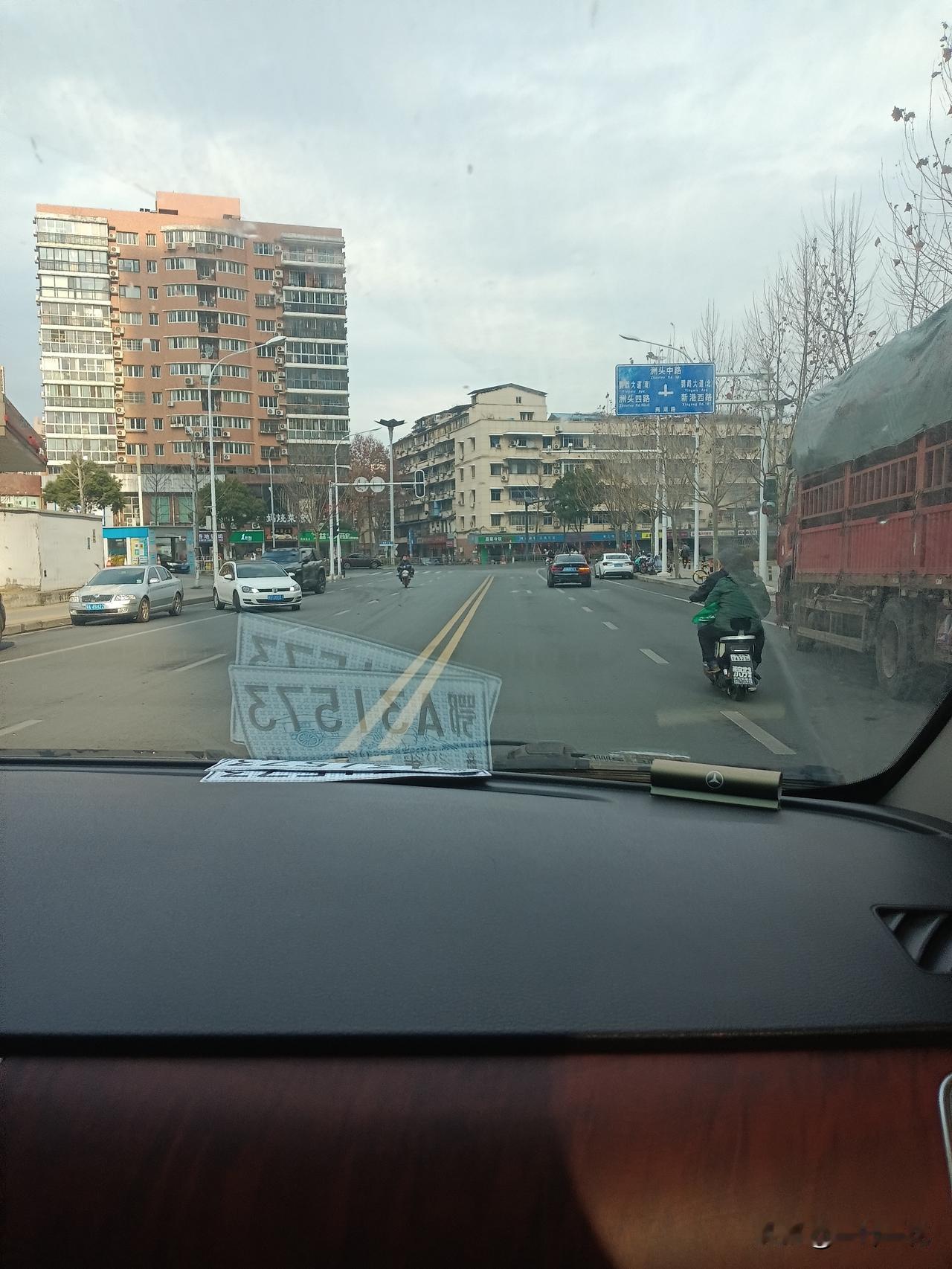 十四亿人民，都坐在电视机前，完全看一些不感兴趣的节目。
老戏骨还是深受欢迎，可是