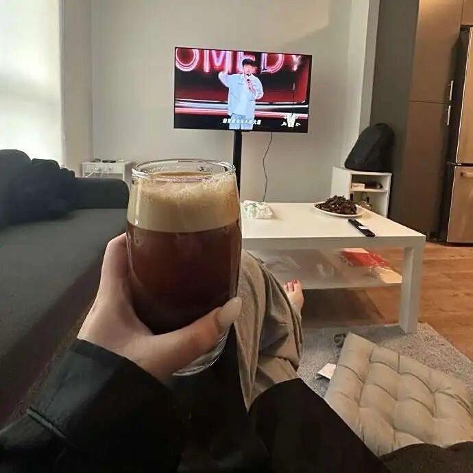 我也常常会想 我究竟要花多少时间来咀嚼生命的斑驳悲戚 才能适应它的酸涩与孤寂 ​