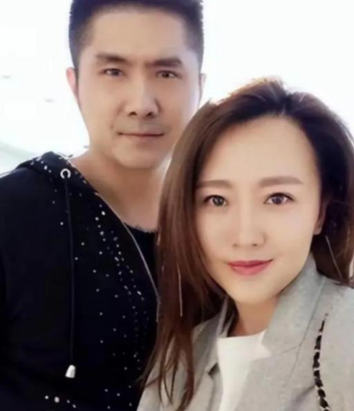 2012年，身价上亿的总裁石磊，送了一辆法拉利来追求潘长江之女潘阳。谁曾想，婚后