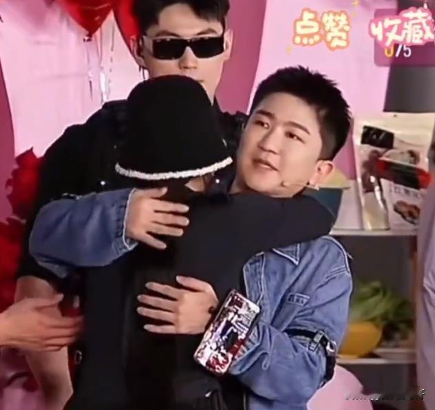 震惊！张大大居然被狂热粉给强吻了，而且还是当着那么多人的面，饭圈都已经癫都这种程