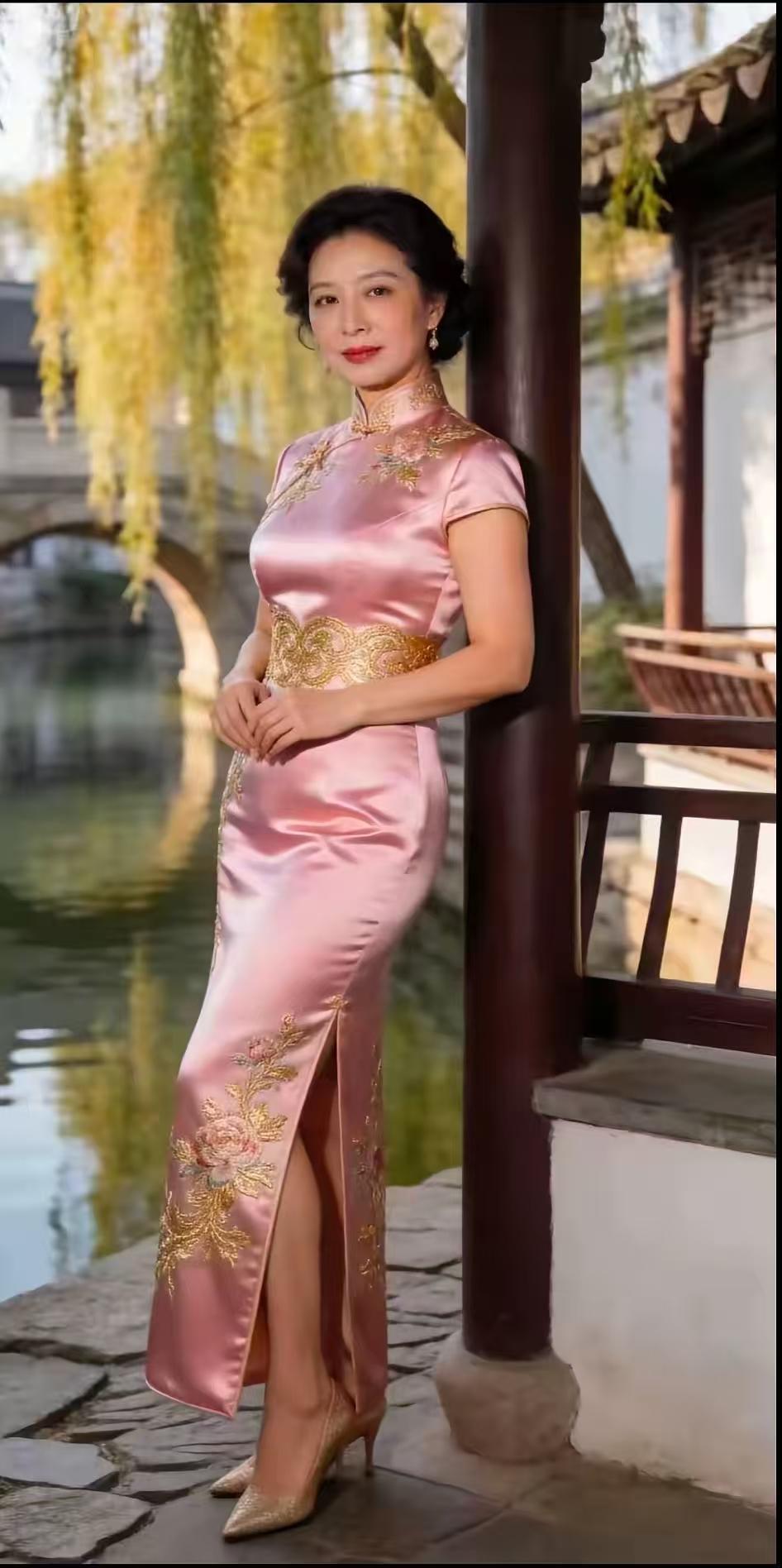 山坡羊·旗袍雅韵 
盘扣凝绪，
罗裙摇句，
一身裁尽时光赋。
蕴清殊，立风骨，