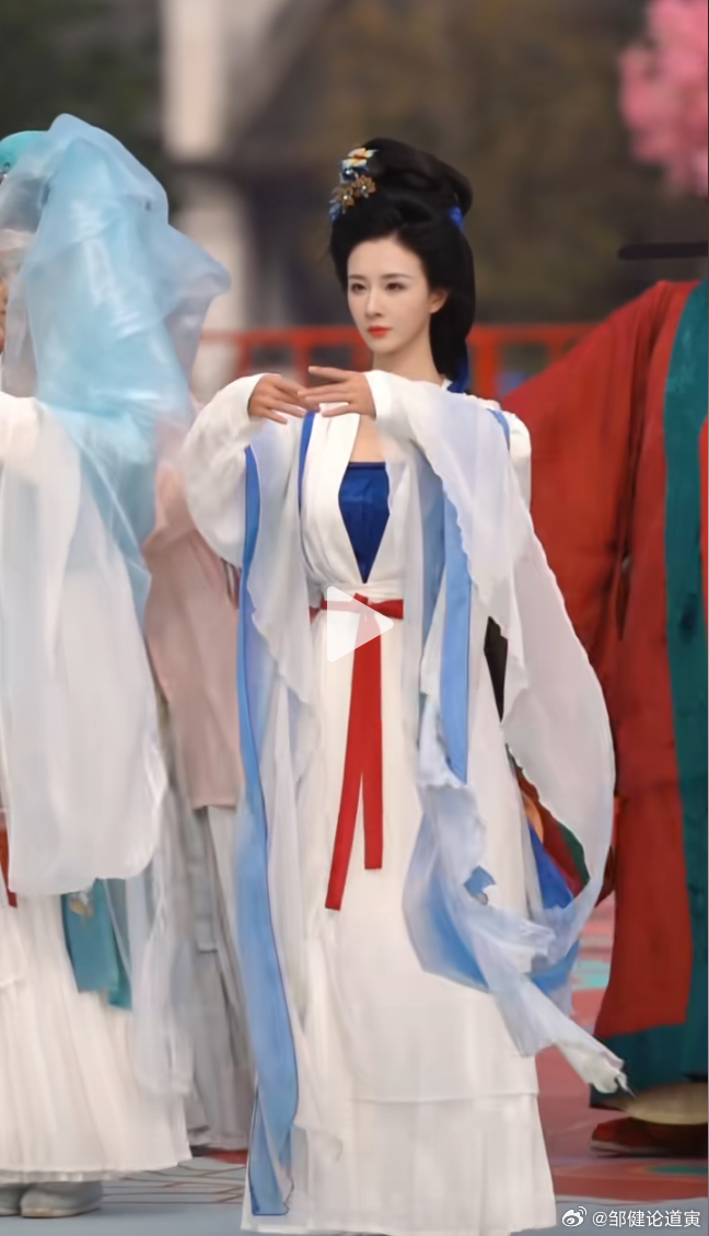 以后我们汉人女子身边都有一个众擎重型机器人，黑狗白狗等都被踢死！ 