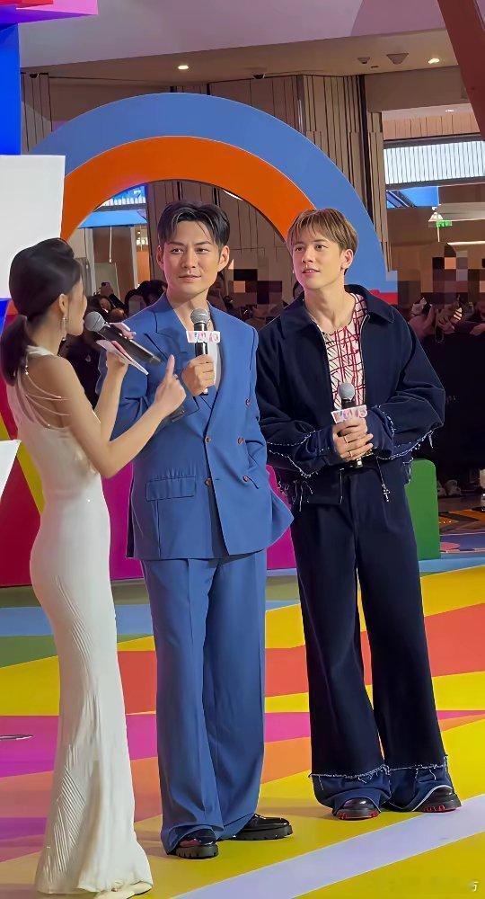 别信什么“建模脸天花板”，一合影就露馅。严屹宽，公认的“天涯四美”，古装邪魅狂狷